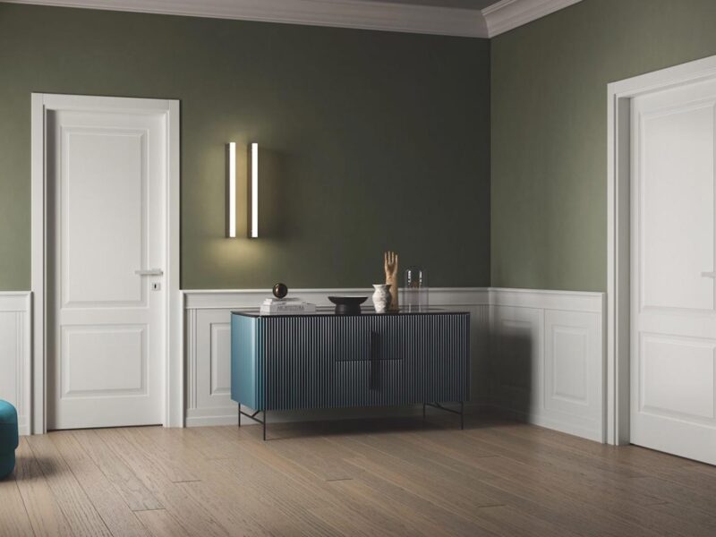 Garofoli (porte laccate bianche con boiserie)