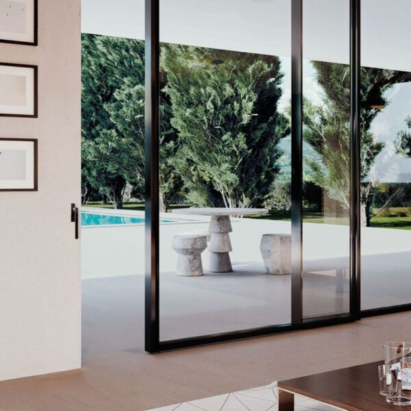 Dettaglio infisso scorrevole alzante Cosmet Group Prime in alluminio con profili sottili e grandi vetrate