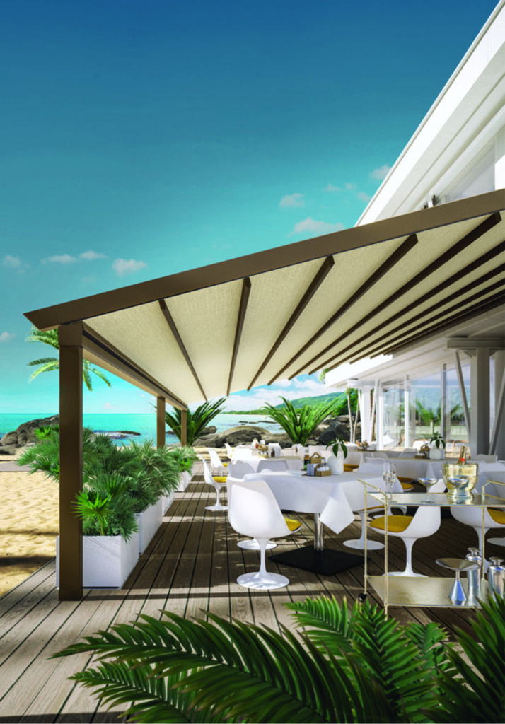 Pergola R128 Pergotesa BT Group installata in elegante dehors vista mare