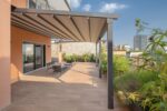 Pergola R128 Pergotesa BT Group installata su terrazzo contemporaneo