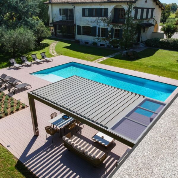 BT Group Pergofree: pergola bioclimatica con inserto vetrato