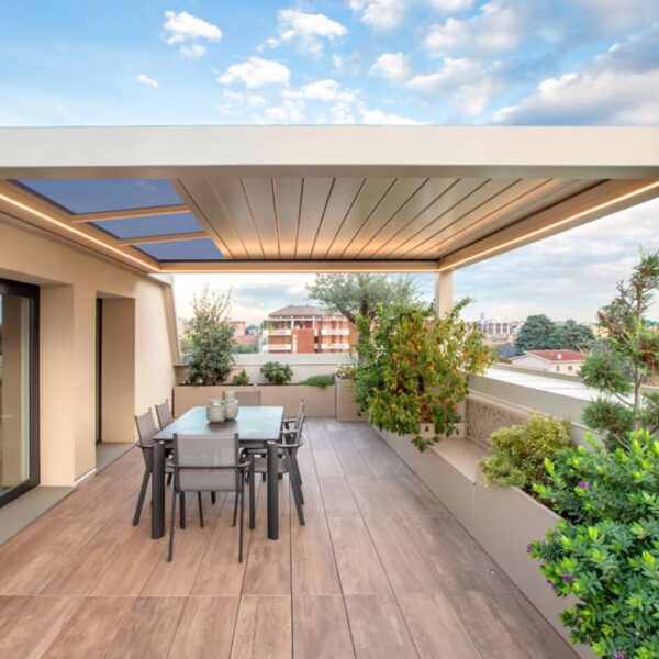 BT Group Pergofree: pergola bioclimatica con inserto vetrato